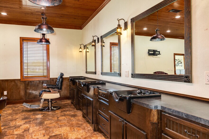 More Photos Of 1228 E Mulberry St, Angleton Bar For Sale