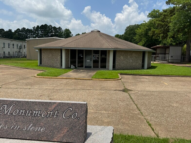 More Photos Of 1208 S Chestnut St, Lufkin Showroom For Sale