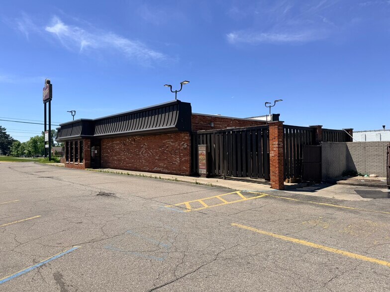 More Photos Of 3170 Elizabeth Lake Rd, Waterford Fast Food For Lease