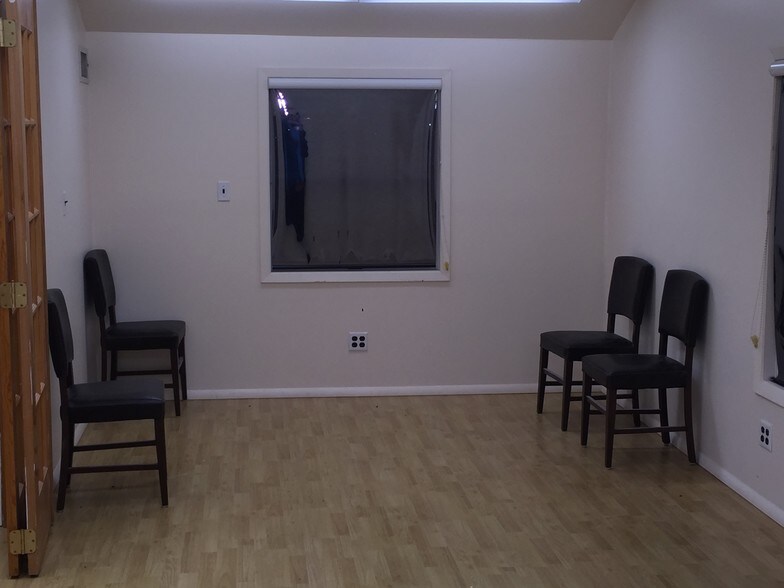 More Photos Of 62 Glen Cove Rd, Roslyn Heights Storefront Retail Office For Lease