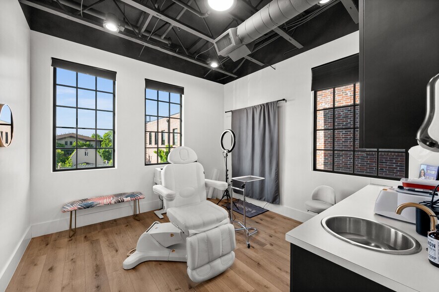 More Photos Of 807 E Pioneer Rd, Draper Office For Lease