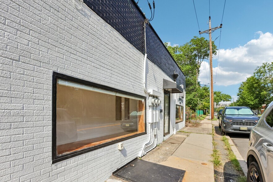 More Photos Of 825-829 Rt-5, Ridgefield General Retail For Lease