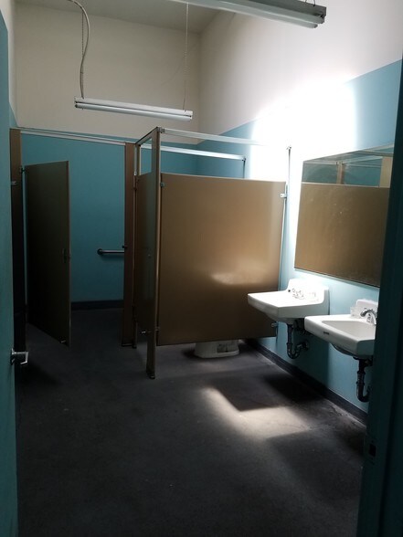 More Photos Of 1501-1503 S Central Ave, Los Angeles Showroom For Lease