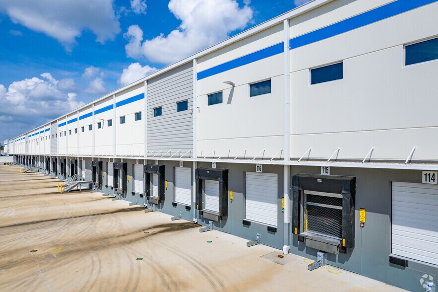 More Photos Of 8401 State Road 33 N, Lakeland Distribution For Lease