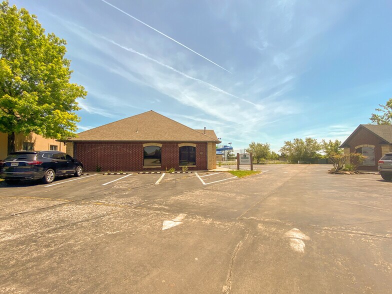 More Photos Of 2400 Palmer Cir, Norman Medical For Lease