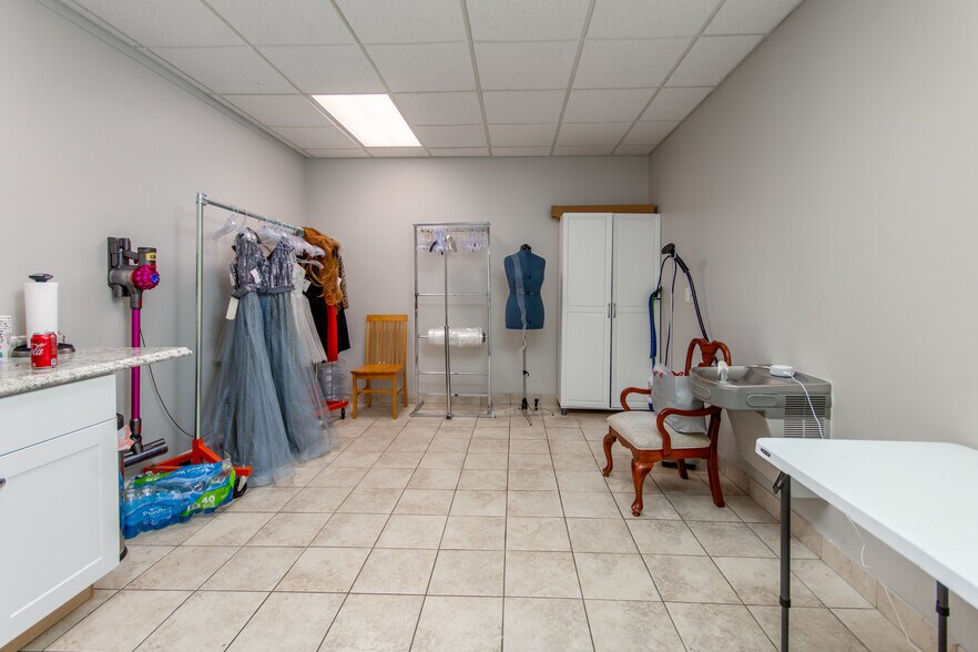 More Photos Of 8070-8078 21 Mile Rd, Shelby Township Office For Lease