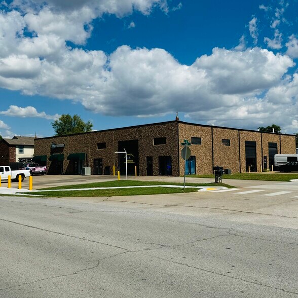 More Photos Of 531 W H St, Jenks Warehouse For Lease