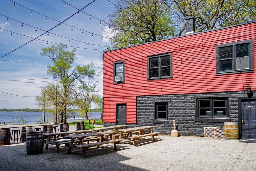 More Photos Of 117 Nippersink Rd, Fox Lake Apartments For Sale