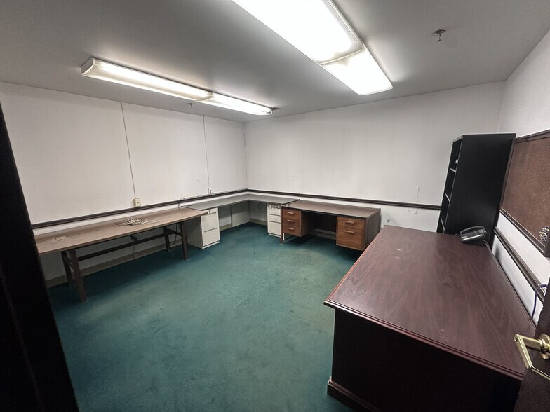 More Photos Of 470 Mccormick Blvd, Whitehall Warehouse For Sale