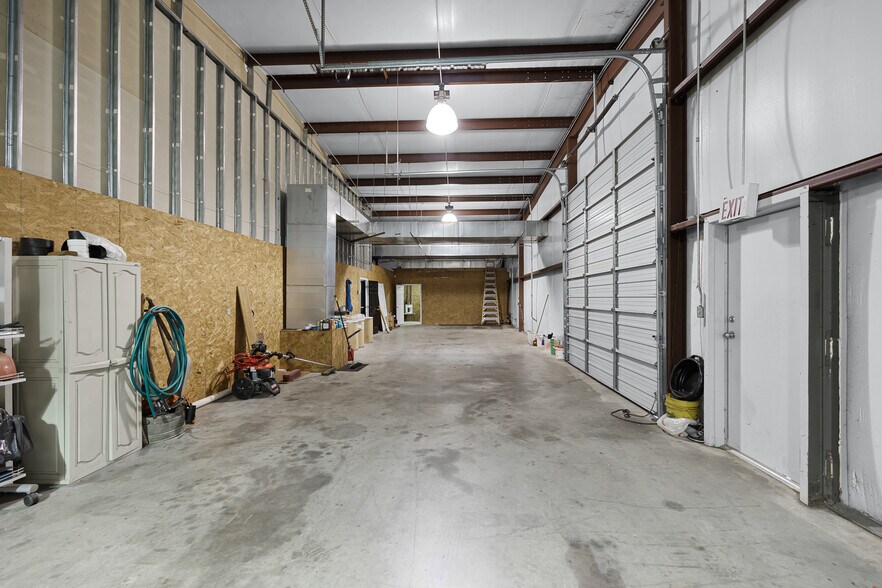 More Photos Of 39 N Madison Dr, Humboldt Showroom For Sale