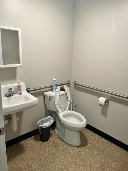 More Photos Of 2427 Hilton Way, Gainesville Warehouse For Lease