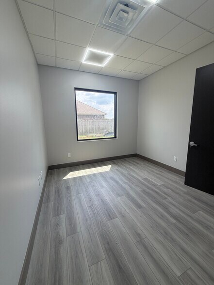 More Photos Of 1849 Forest Park Ln, Pearland Medical For Sale