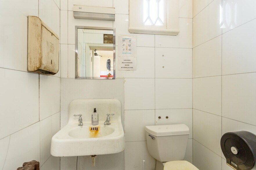 More Photos Of 12 Middlebrook Ave, Staunton Restaurant For Lease