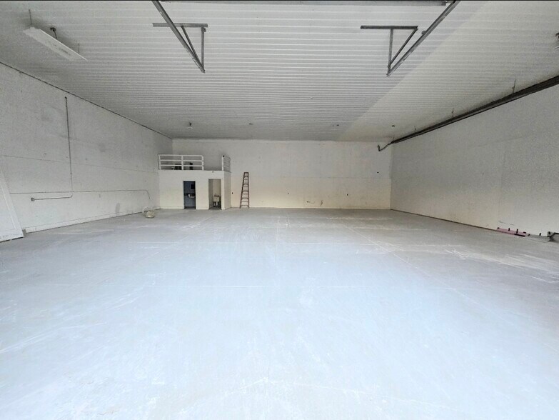 More Photos Of 66605 S Forest Ave, Lenox Township Warehouse For Lease