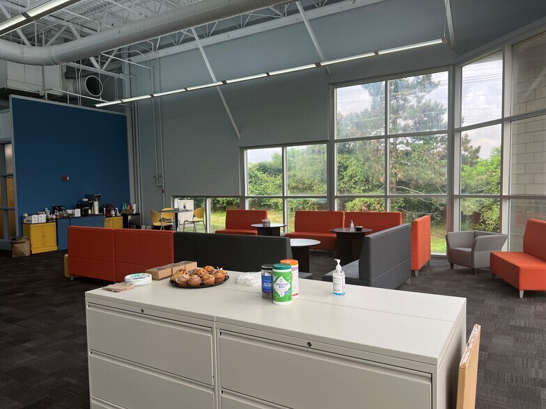 More Photos Of 5222-5230 33rd St SE, Grand Rapids Distribution For Sale