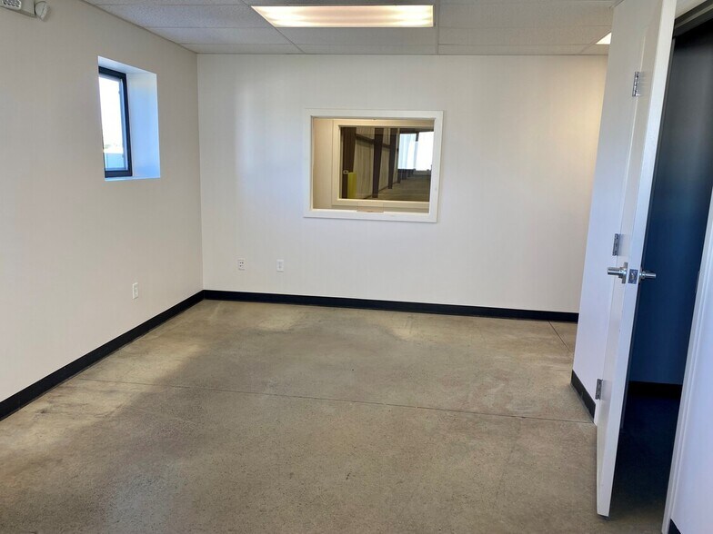 More Photos Of 716 Airport Rd, Palmyra Distribution For Lease