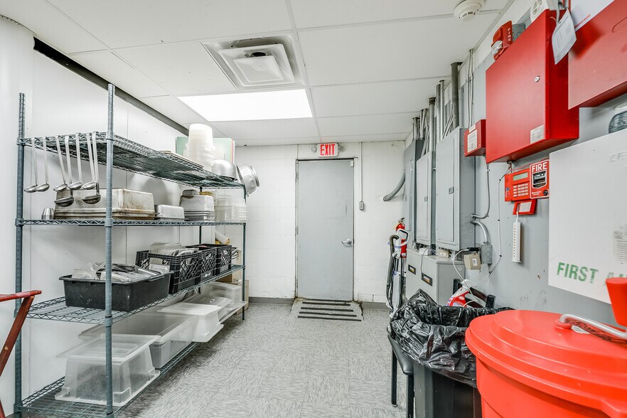 More Photos Of 617 S Washington St, New Paris Bar For Sale