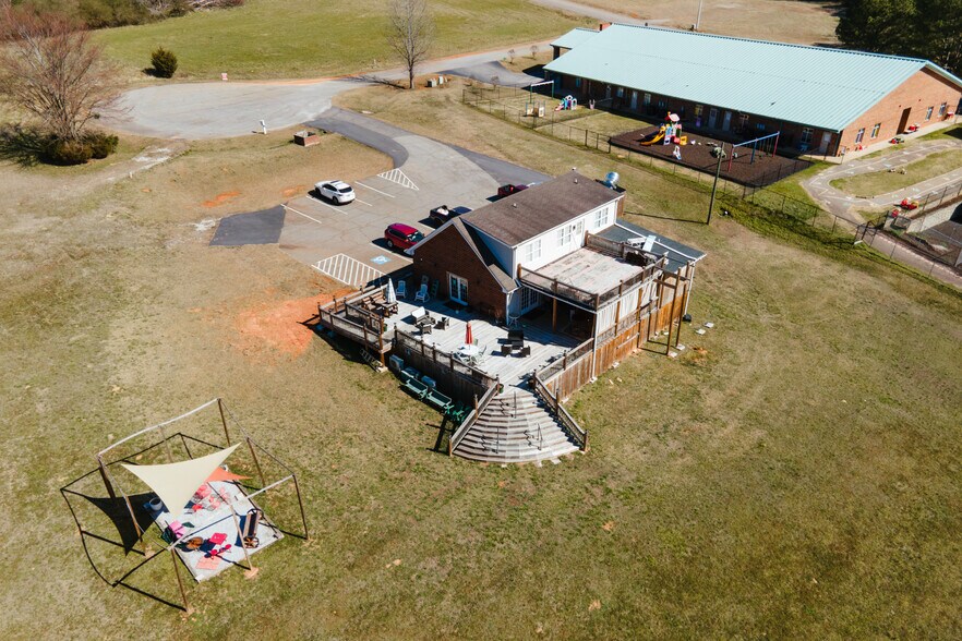 More Photos Of 9 Callaway Dr, Crawford Restaurant For Sale