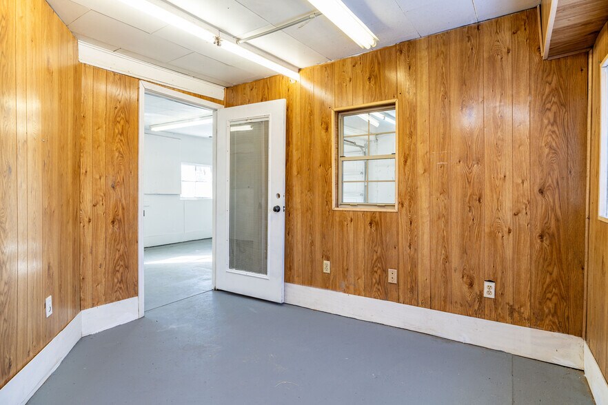 More Photos Of 2336 Old Knoxville Pike, Maryville Light Manufacturing For Sale