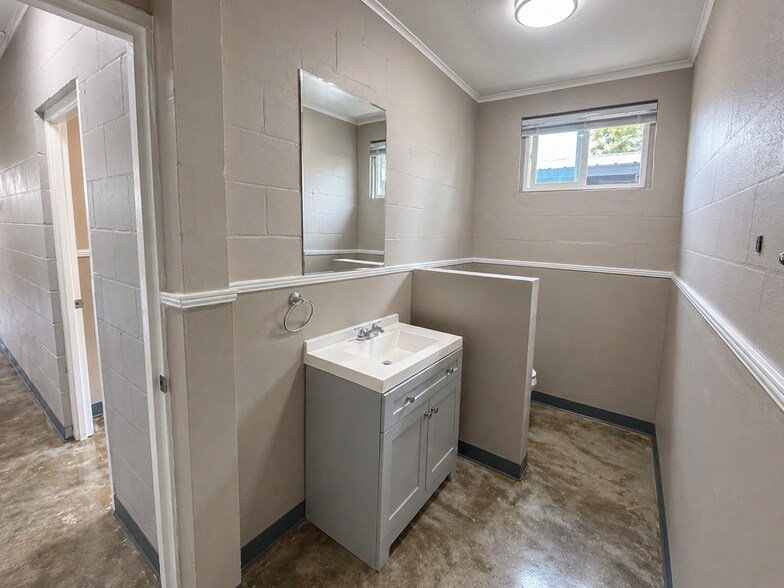 More Photos Of 321 W 29th Ave, Covington Flex For Lease