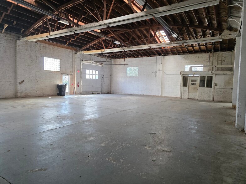 More Photos Of 7829-7839 W Grand Ave, Elmwood Park Warehouse For Lease