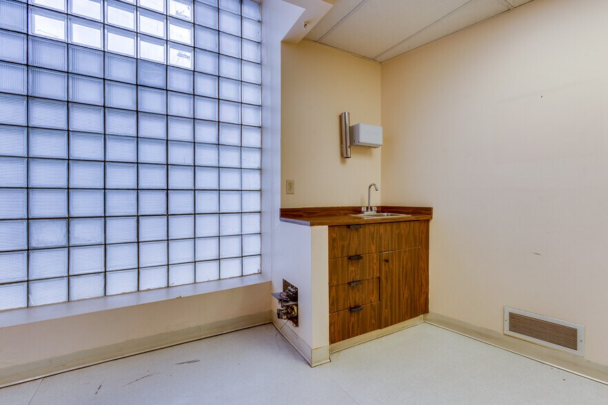 More Photos Of 6300 Forward Ave, Pittsburgh Storefront Retail Residential For Lease