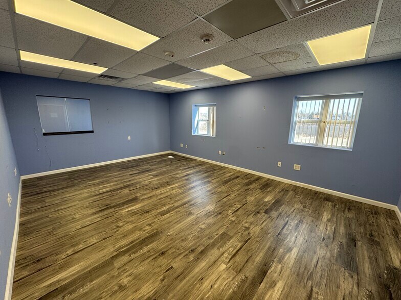 More Photos Of 217 River Ave, Patchogue Warehouse For Lease