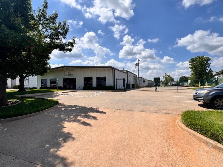 More Photos Of 7408 NW 85th St, Oklahoma City Warehouse For Lease