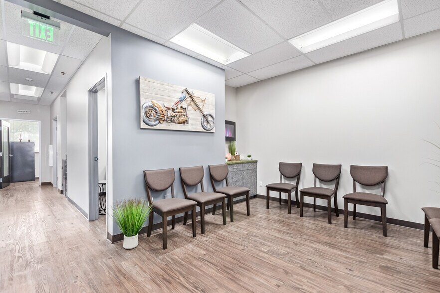 More Photos Of 15600-15650 N Black Canyon Hwy, Phoenix Office For Lease