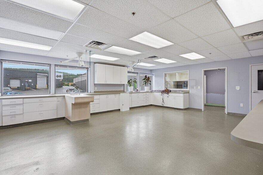 More Photos Of 180 Bear Hill Rd, Waltham Flex For Sale