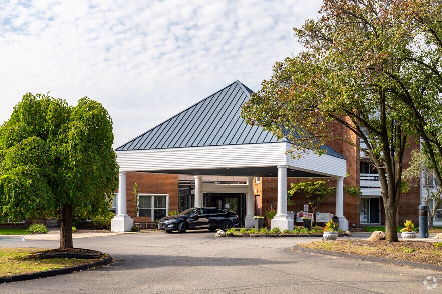 More Photos Of 28301 Franklin Rd, Southfield Multifamily For Sale