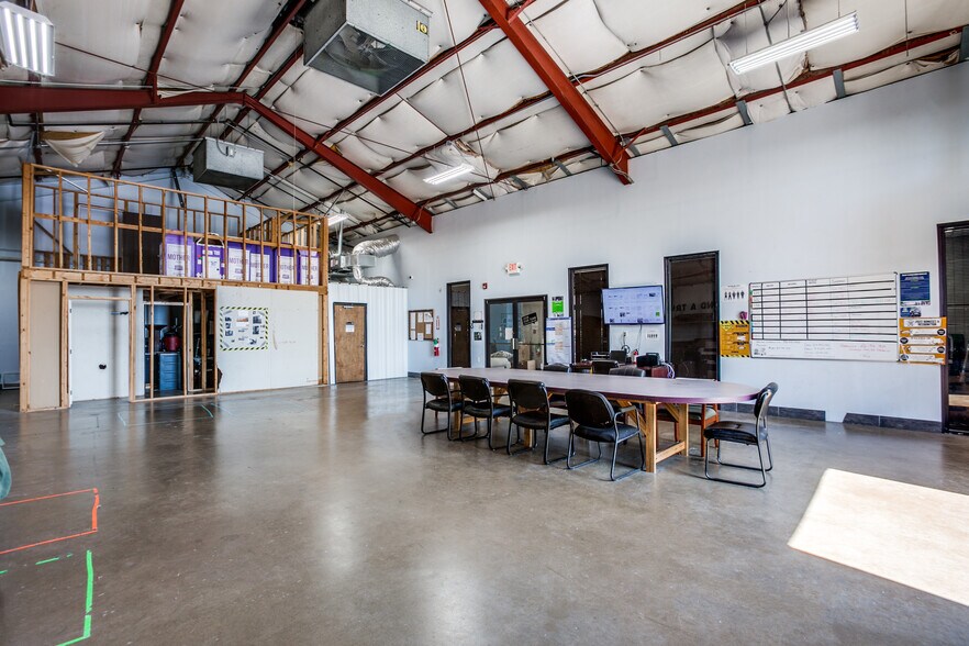 More Photos Of 1824 N 1st St, Garland Warehouse For Lease