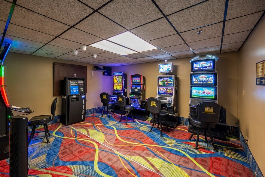 More Photos Of 2200 S Court St, Grayville Hotel For Sale