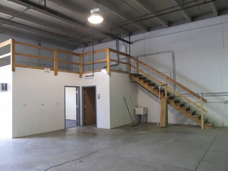 More Photos Of 450-588 W 5th Ave, Naperville Warehouse For Lease