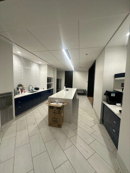 More Photos Of 720-722 N High School Rd, Indianapolis Office For Sale