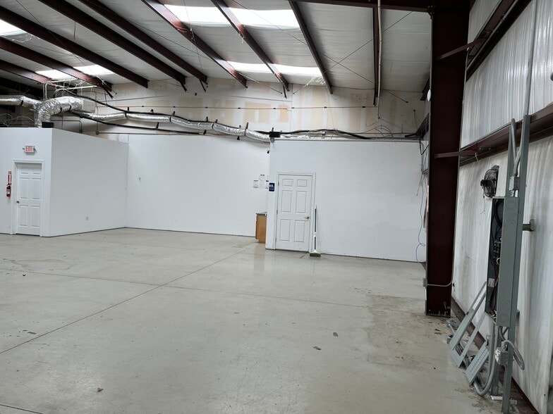 More Photos Of 17100 Huffmeister Rd, Cypress Warehouse For Lease