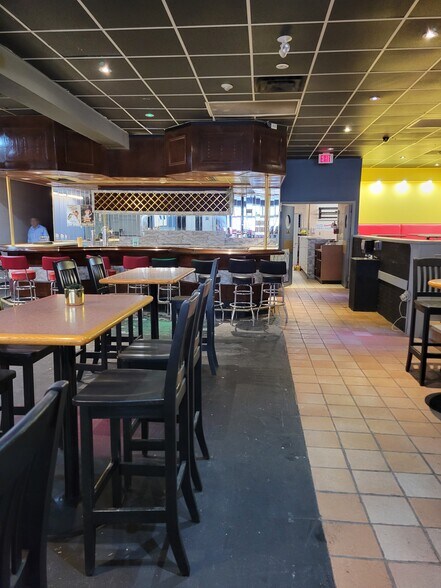 More Photos Of 18-22 Dunlop St W, Barrie Storefront For Lease