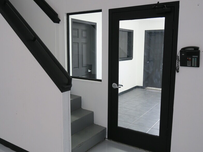 More Photos Of 5711 Star Ln, Houston Service For Lease