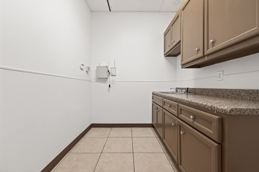 More Photos Of 10038 Grover Ln, Houston Warehouse For Sale