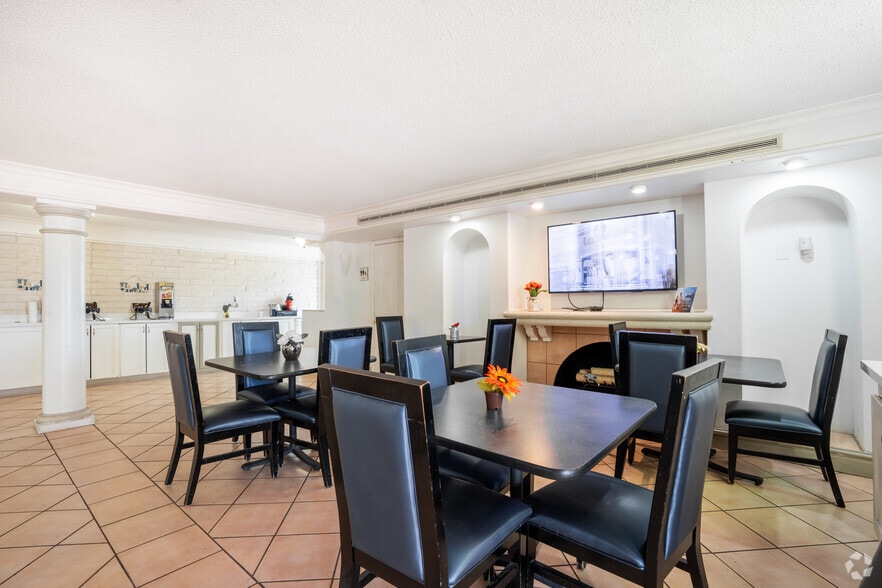 More Photos Of 2600 Ruth St, Sulphur Hotel For Sale