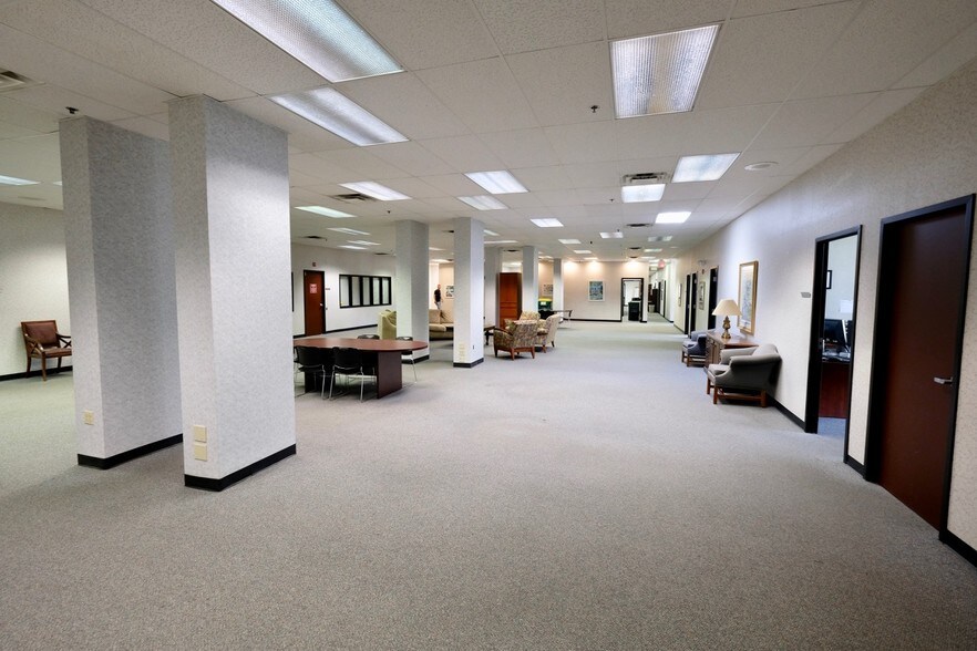 More Photos Of 6402 Corporate Dr, Indianapolis Distribution For Lease