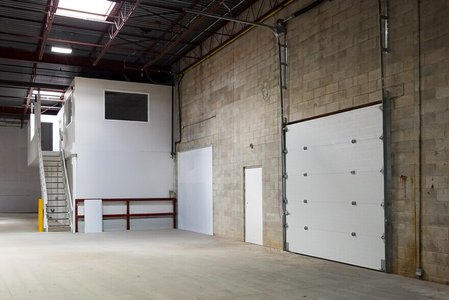 More Photos Of 75 Westmore Dr, Toronto Warehouse For Lease