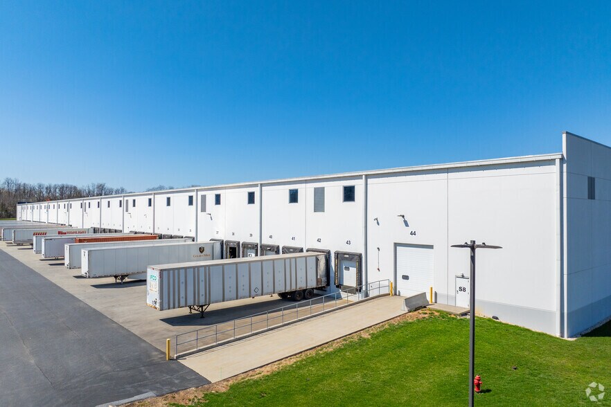 More Photos Of 140 Fulling Mill Rd, Middletown Distribution For Lease