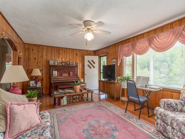 More Photos Of 96 Tower Ln, Waynesville Office For Sale