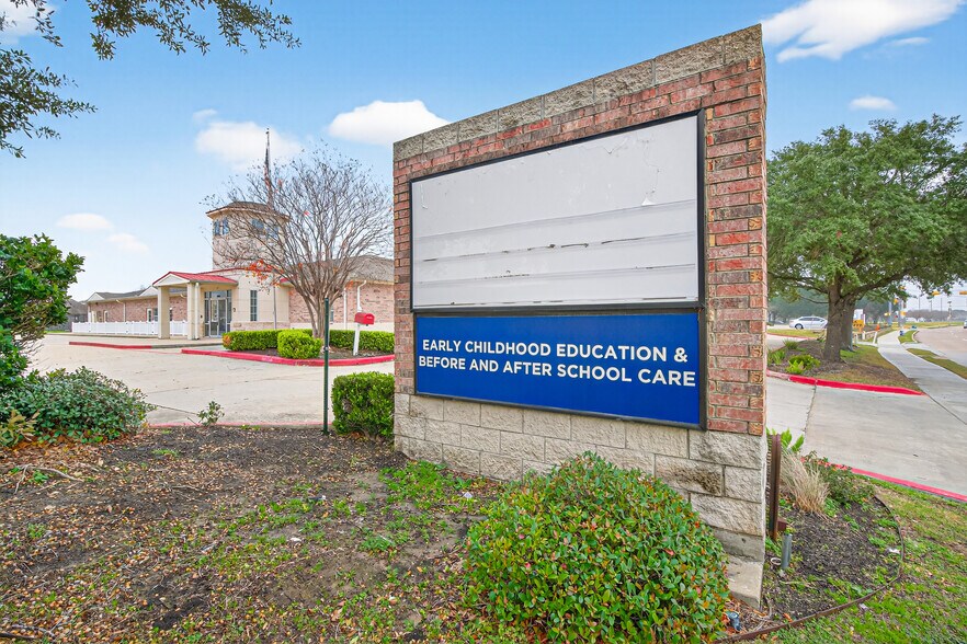 More Photos Of 8525 Queenston Blvd, Houston Freestanding For Sale