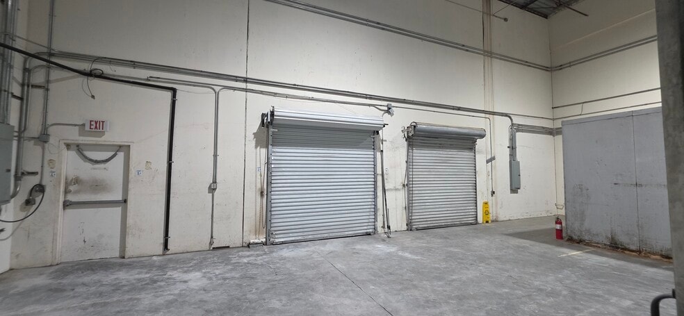 More Photos Of 7810 Kingspointe Pky, Orlando Warehouse For Lease