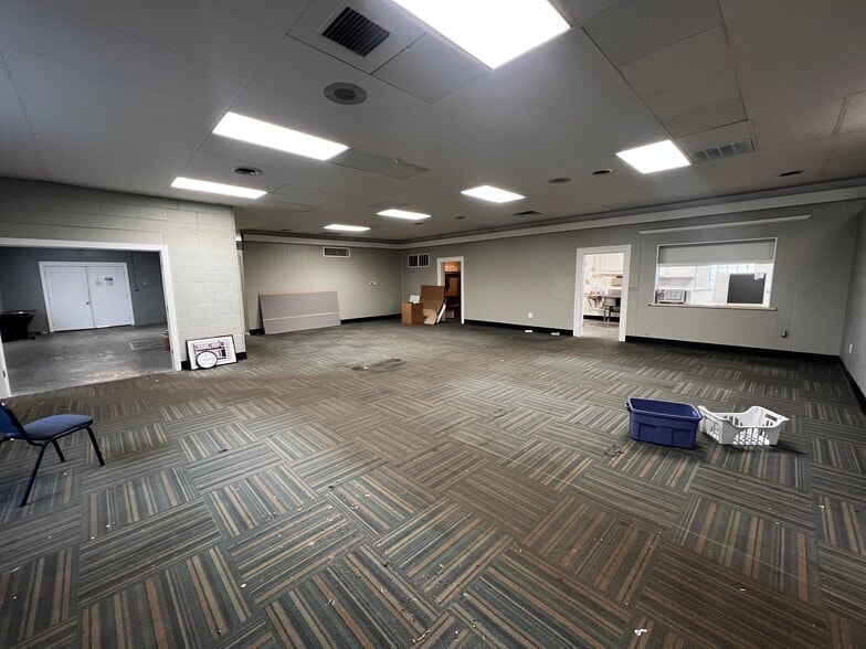 More Photos Of 1075 Ohio Pike, Cincinnati Office For Lease