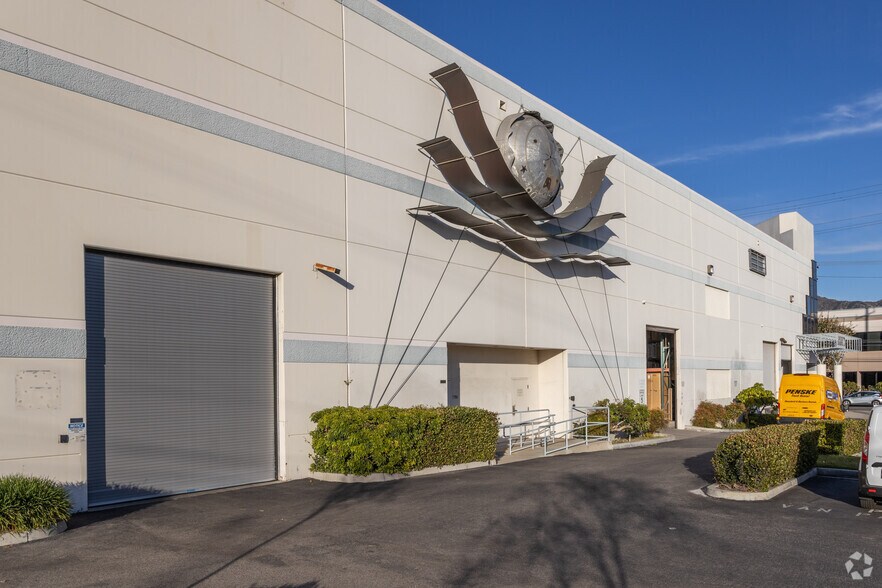 More Photos Of 3100 N San Fernando Blvd, Burbank Warehouse For Lease