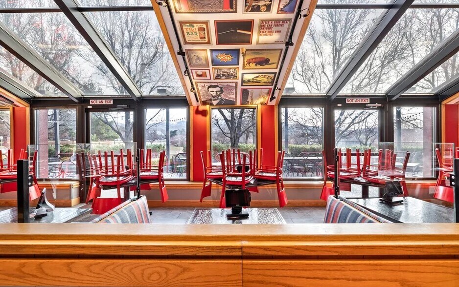 More Photos Of 211 W Parkcenter Blvd, Boise Restaurant For Sale