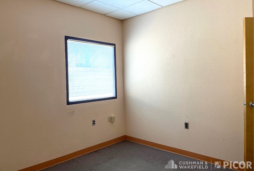 More Photos Of 32 Boulevard del Rey David, Nogales Medical For Sale